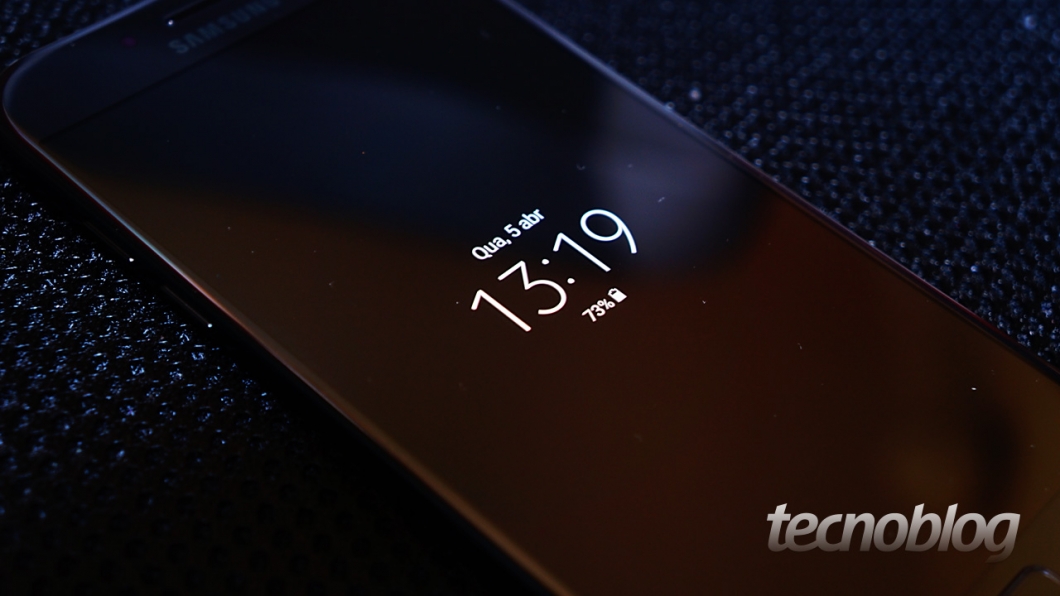 Always-on display em um Galaxy A7; celular foi lançado em 2017 (Imagem: Tecnoblog)