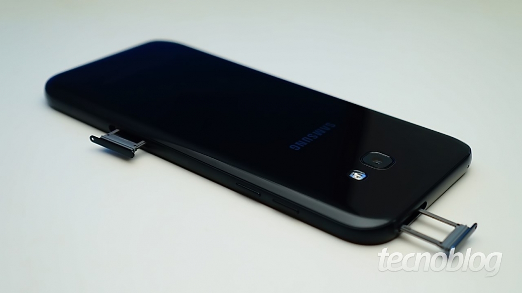 O Galaxy A7 tem duas gavetas: uma para o SIM card 1, outra para o SIM card 2 e o microSD