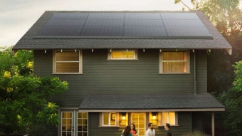 Tesla revela painéis solares que podem ser instalados por cima do telhado