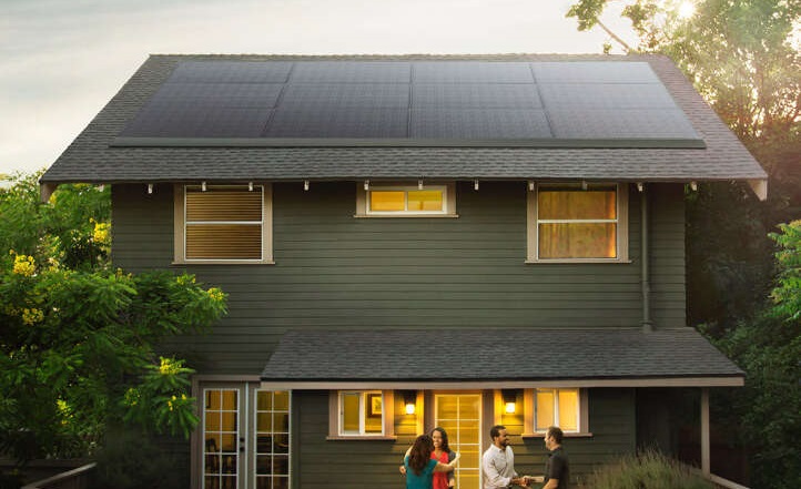 Tesla revela painéis solares que podem ser instalados por cima do telhado