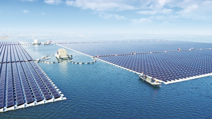 Maior usina solar flutuante do mundo começa a gerar energia
