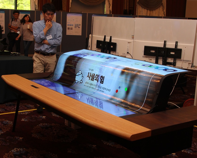LG cria tela OLED flexível e transparente de 77 polegadas