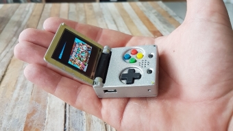 Desenvolvedor cria clone do Game Boy com o tamanho de um chaveiro