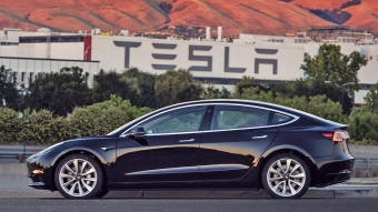 Carro elétrico Tesla Model 3 começa a ser produzido