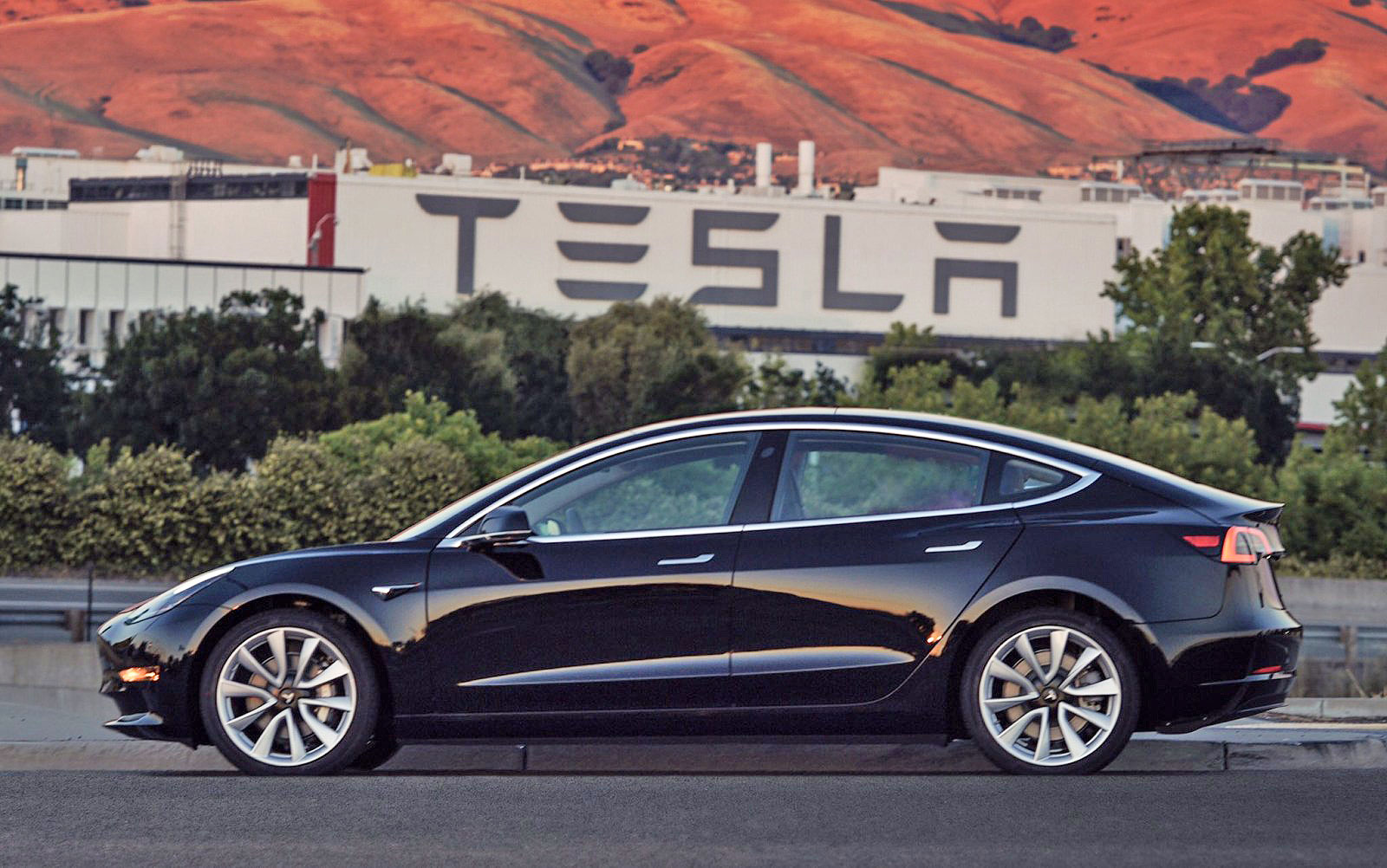 Carro elétrico Tesla Model 3 começa a ser produzido