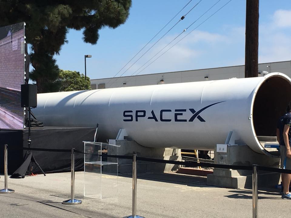 Túnel de testes do Hyperloop na sede da SpaceX