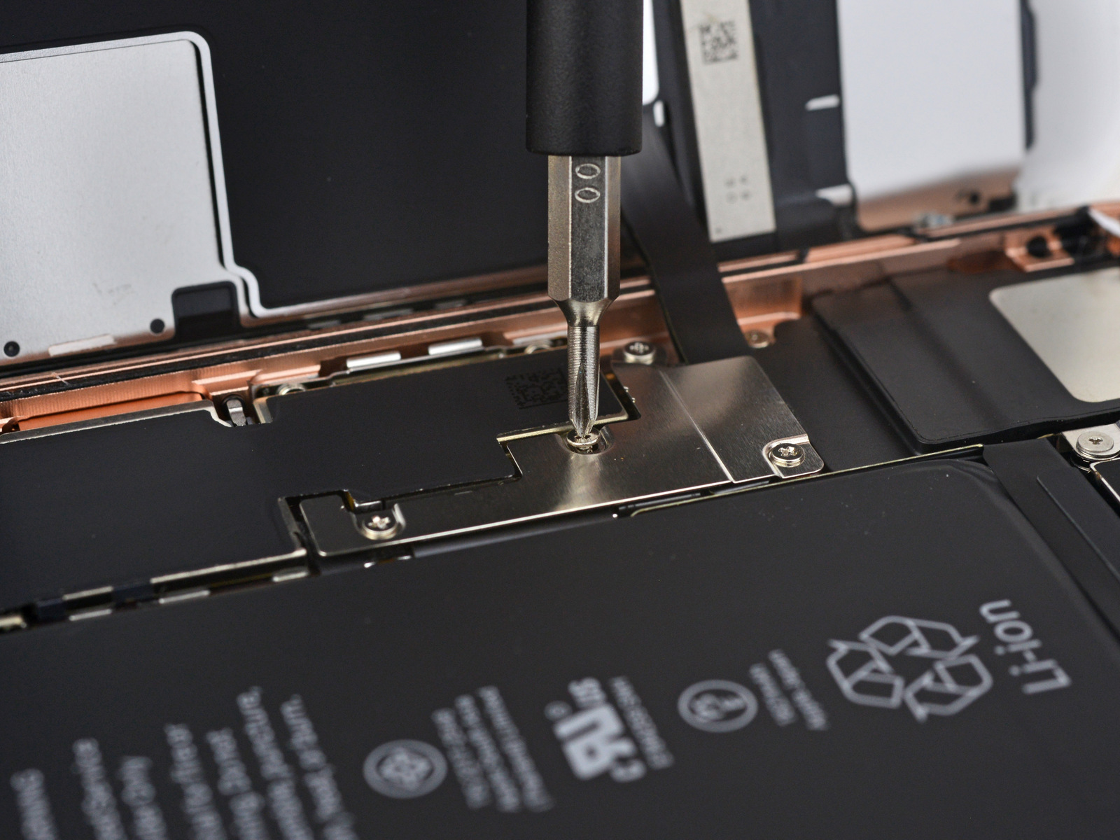 Por dentro do iPhone 8: bateria menor, sensor de câmera maior e