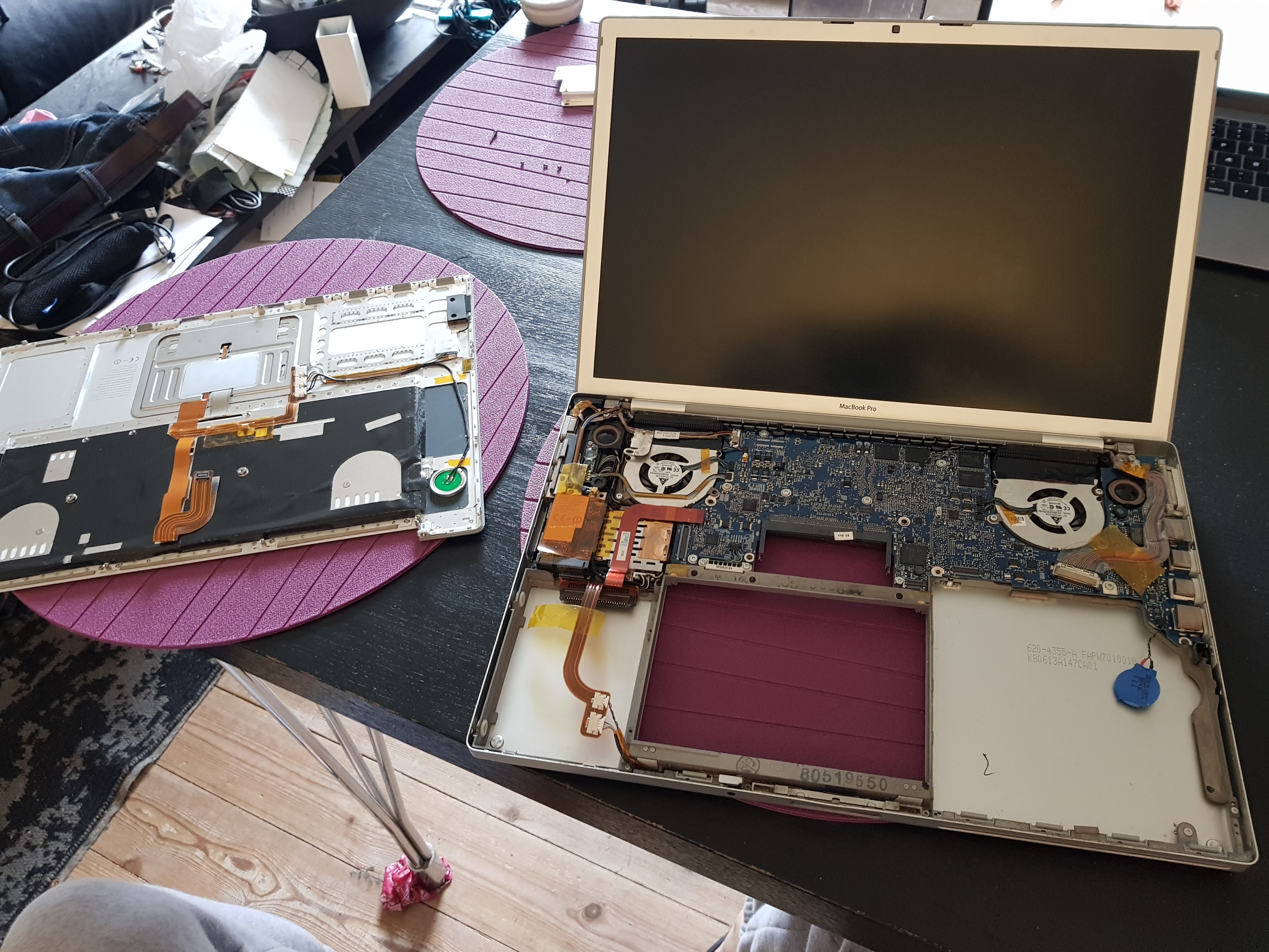 Um MacBook Pro velho foi transformado em um DeX para o Galaxy S8