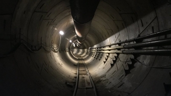 Elon Musk mostra túnel subterrâneo para transportar carros a até 200 km/h