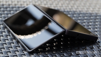 Smartphone dobrável da ZTE possui duas telas que formam display de 6,8 polegadas