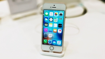 Apple voltou a vender iPhone SE temporariamente nos EUA
