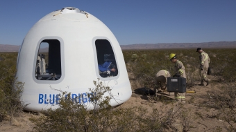 Blue Origin lança e pousa cápsula que levará turistas para o espaço