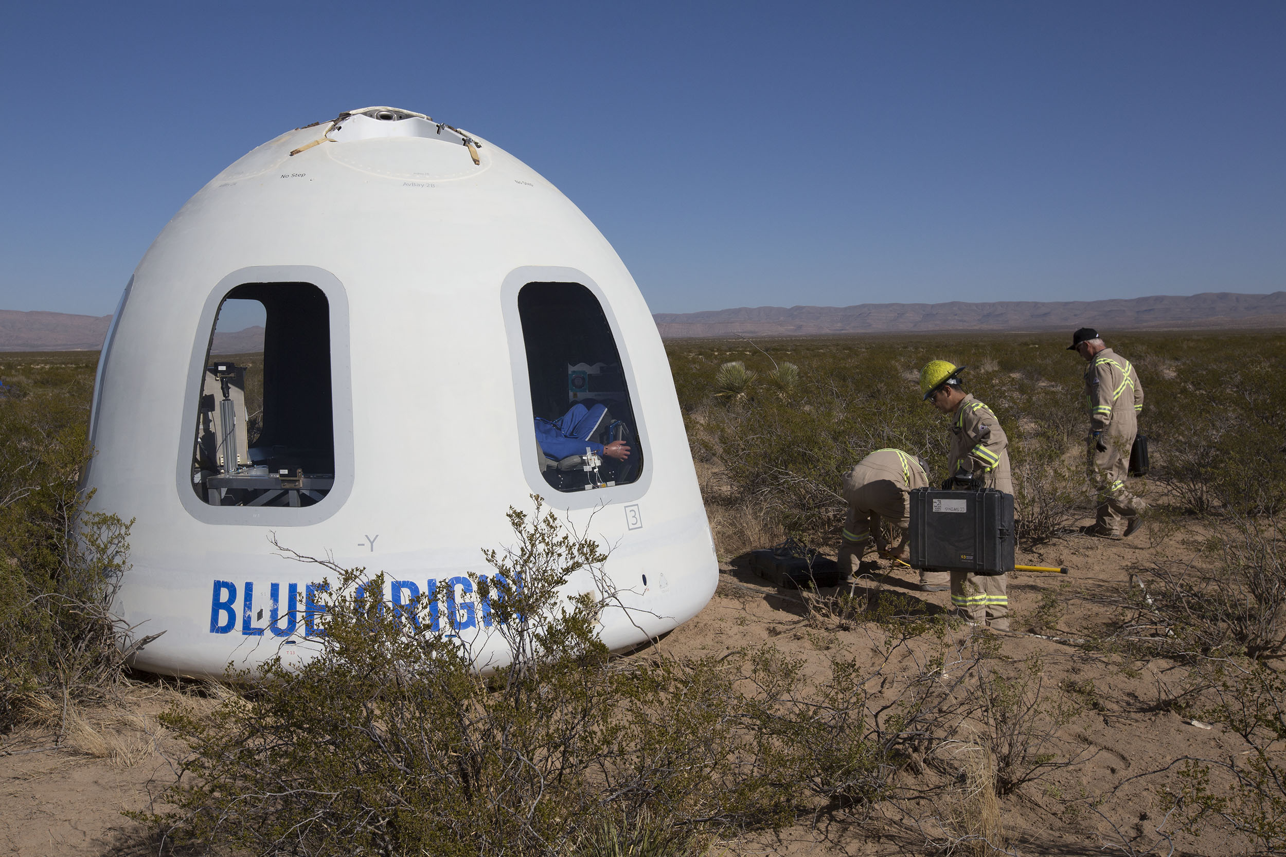 Blue Origin lança e pousa cápsula que levará turistas para o espaço