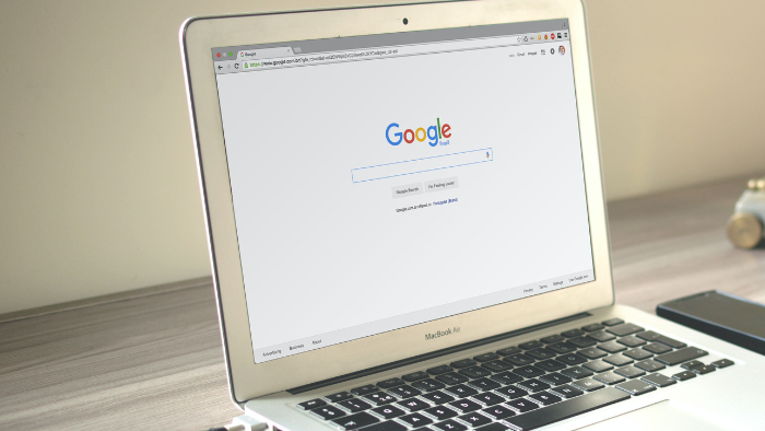 notebook em uma mesa com o google chrome aberto