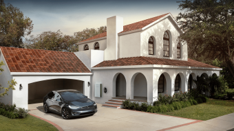 Tesla começa a fabricar painéis solares em formato de telhas