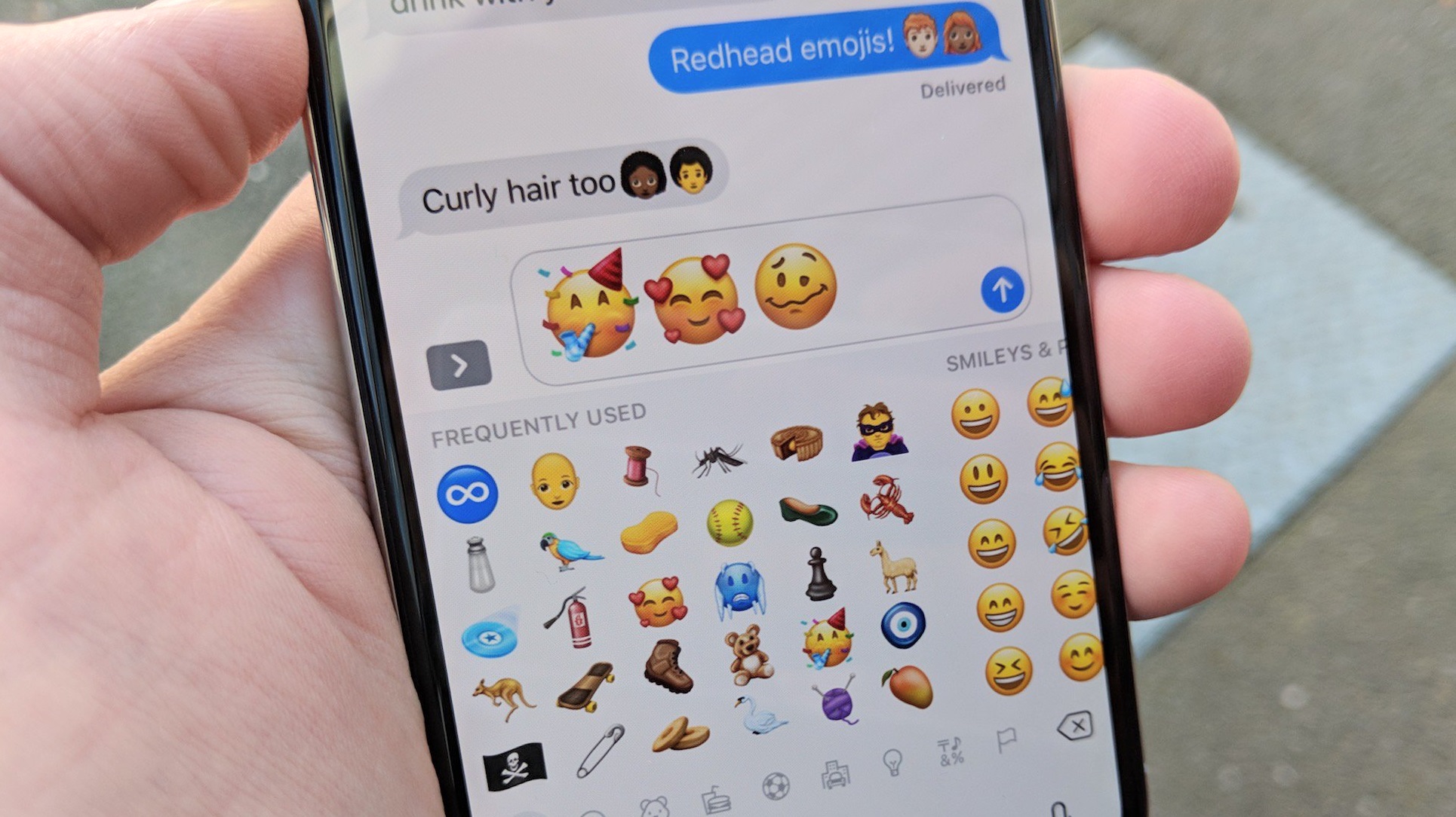 Emojis com cabelo afro estão chegando em 2018