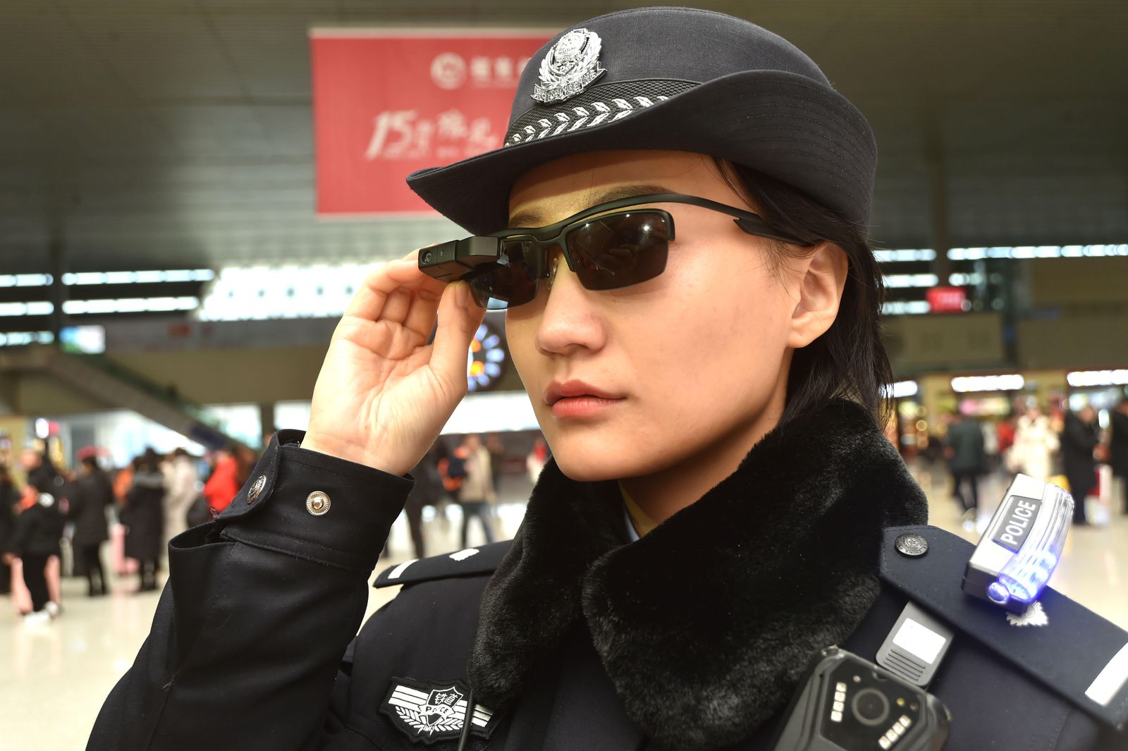 Polícia chinesa tem óculos com reconhecimento facial para monitorar cidadãos