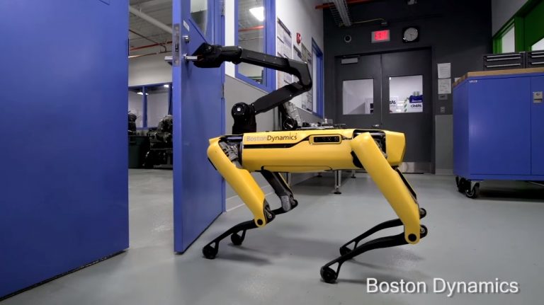 Robô da Boston Dynamics abre a porta para outro robô passar