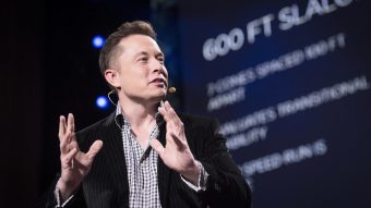 Elon Musk substitui robôs por humanos para resolver problema da Tesla