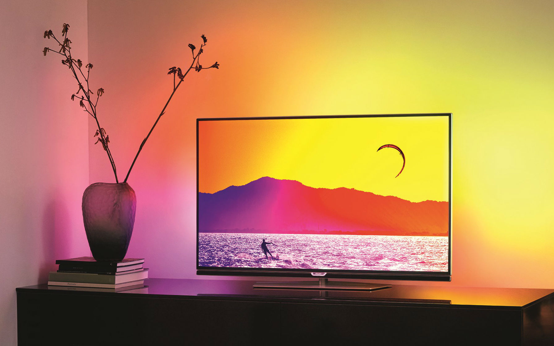 Philips lança novas TVs que projetam cores do vídeo na sua parede