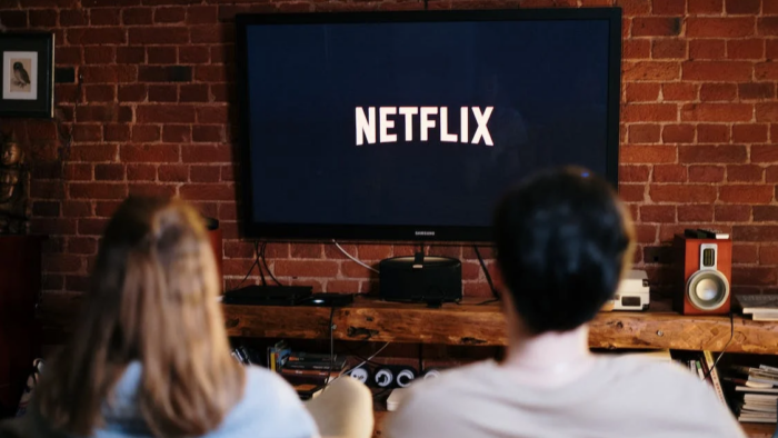 Image couple watching TV - how to pay netflix without credit card