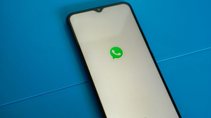 Celular com WhatsApp abrindo