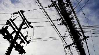 Operadoras devem reorganizar fios de postes até maio em SP