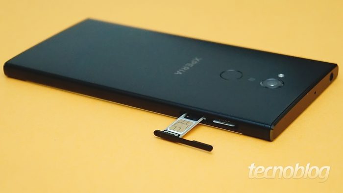 A gaveta na lateral esquerda suporta dois SIM cards e a entrada para microSD (de até 256 GB)