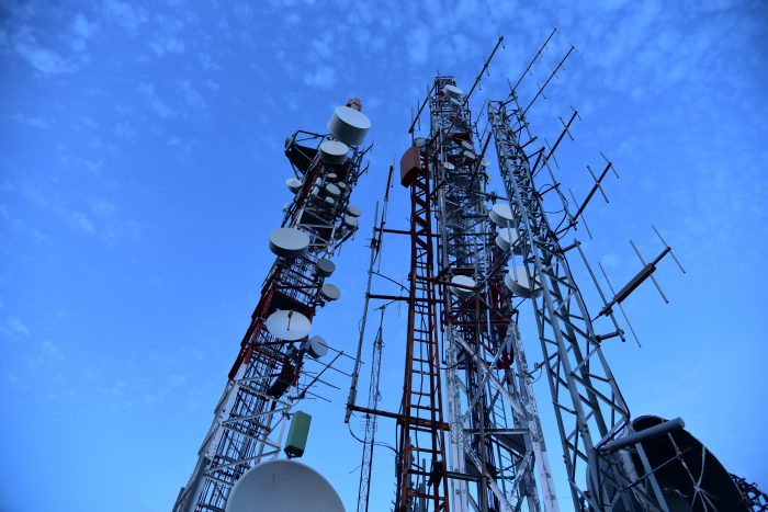Projeto de lei quer facilitar instalação de antenas de celular em prédios