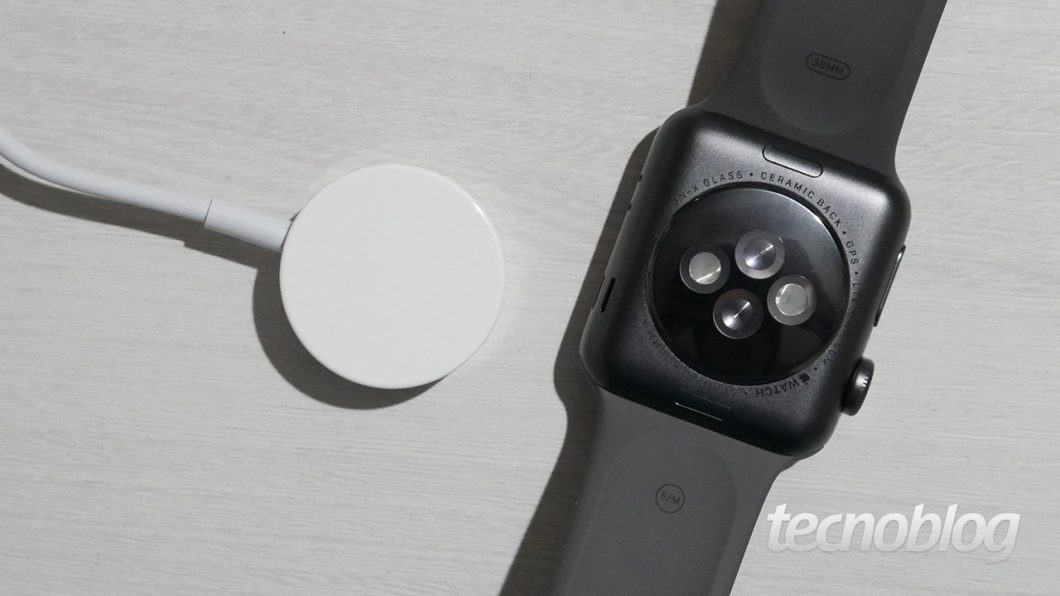 Apple Watch e carregador (Imagem: Paulo Higa/Tecnoblog)