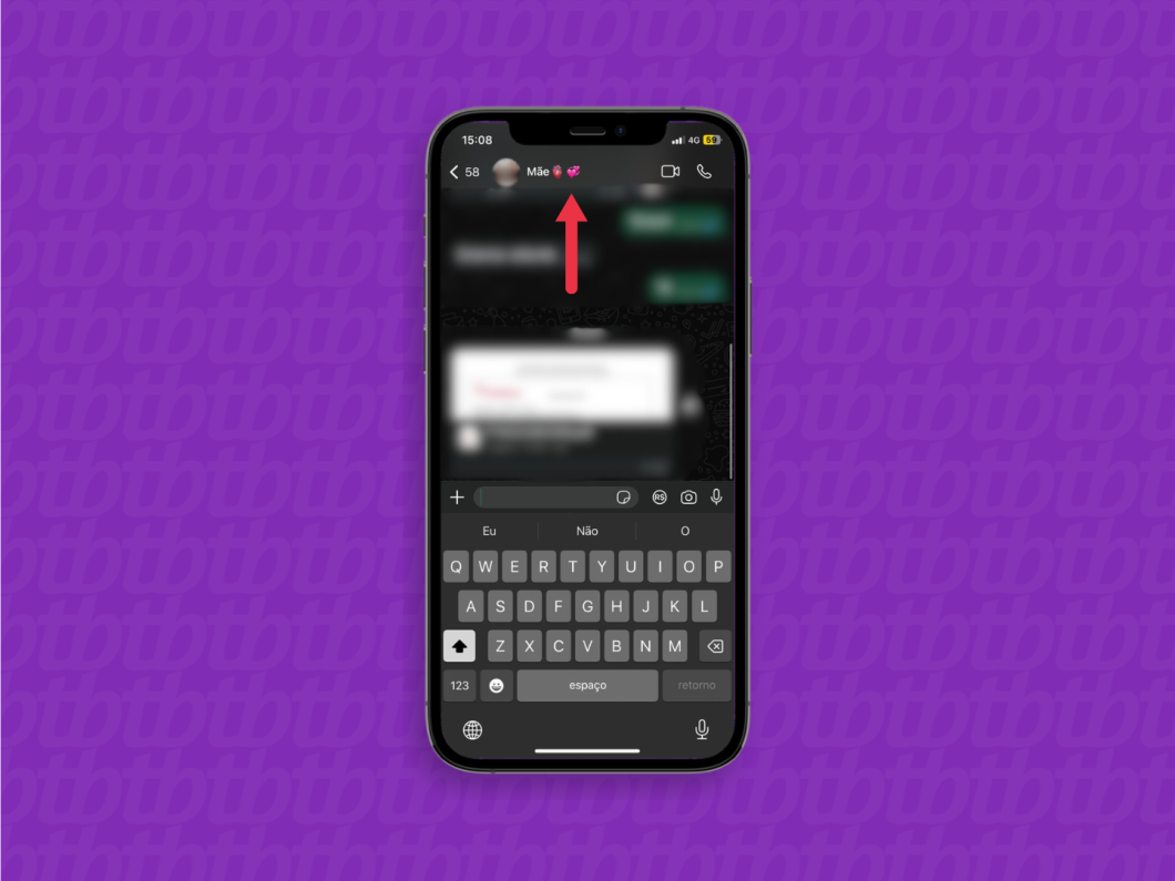 Captura de tela mostra página de conversa do WhatsApp para iPhone com uma seta vermelha indicando barra superior com nome do contato