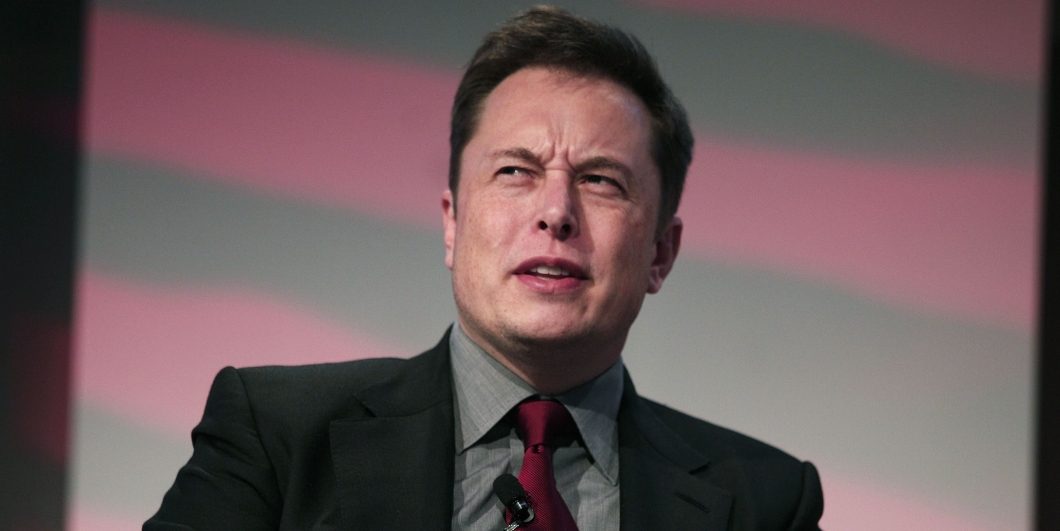 Elon Musk e anúncios estão entre os motivos para a queda na receita (Imagem: Reprodução)