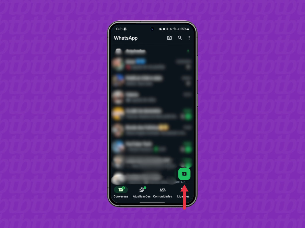 Captura de tela mostra página inicial do WhatsApp para iPhone com uma seta vermelha indicando o botão "Mais" no canto inferior direito