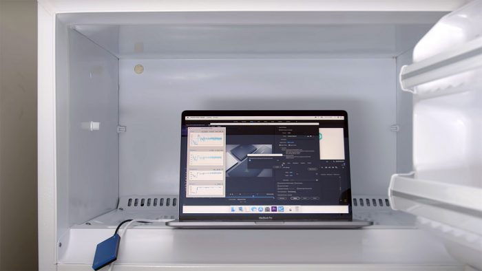 MacBook Pro de 2018 com Core i9 dentro de um freezer