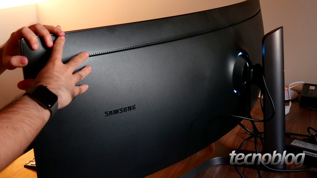 Samsung CHG90: monitor tem tela curva ultrawide de 49 polegadas
