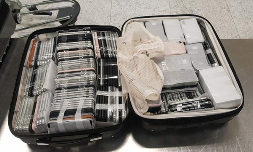 Homem é preso com 246 iPhones em malas no Aeroporto de Guarulhos