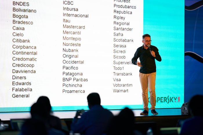 Fabio Assolini, analista sênior da Kaspersky, mostra nomes de bancos e fintechs rastreados