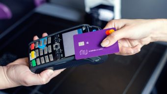 Nubank libera compras no débito e saque em caixas eletrônicos do Banco24Horas