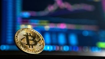 Bitcoin volta aos US$ 50 mil após banco dos EUA retomar negociações