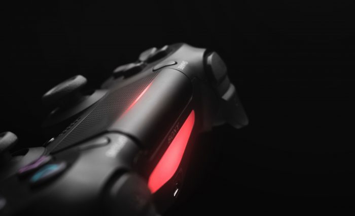 Dual Sock / PlayStation 4 / Fabian Albert / Unsplash