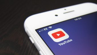 YouTube vai deixar de recomendar vídeos sobre teorias de conspiração