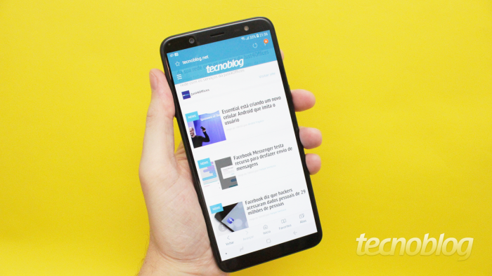 Samsung Galaxy J8 tira selfie para ajustar brilho automático