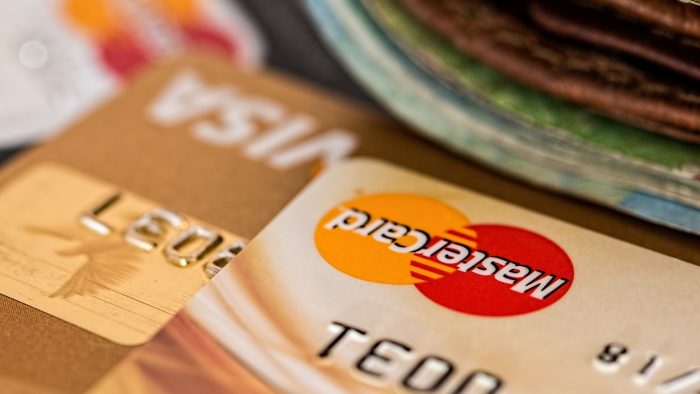Cartões de crédito terão que cobrar dólar do dia da compra internacional