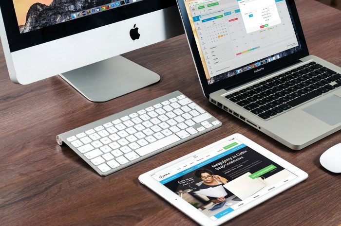 FirmBee / bancada com iMac, MacBook Pro e iPad / Pixabay / verificar garantia apple