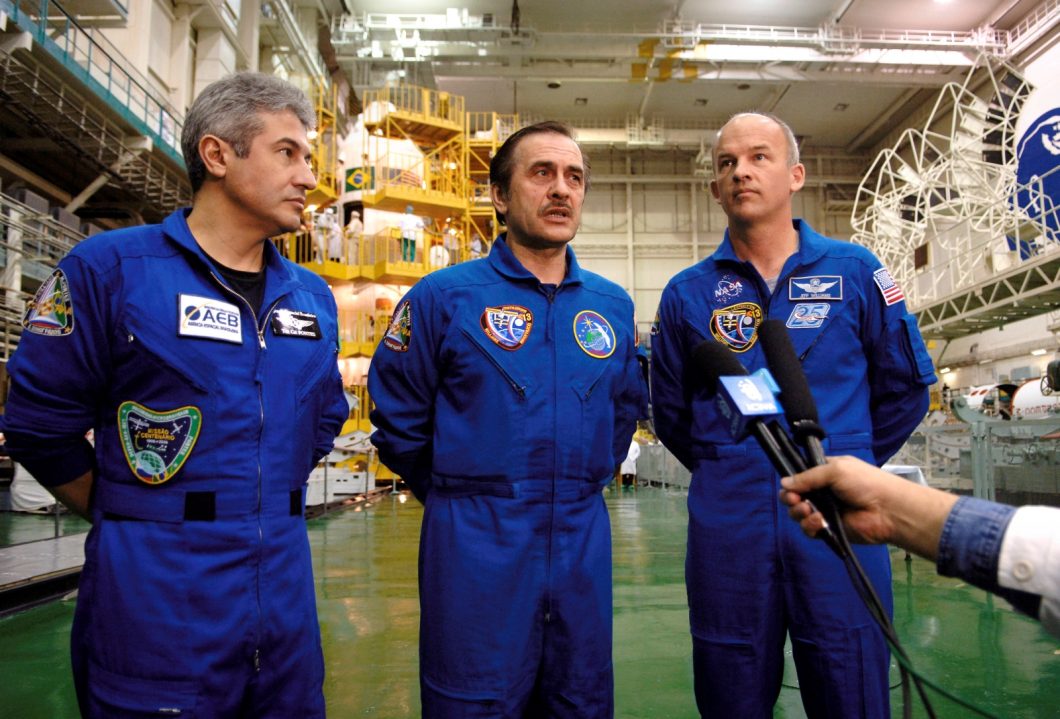 Os astronautas Marcos Pontes, Pavel Vinogradov e Jeffrey Williams