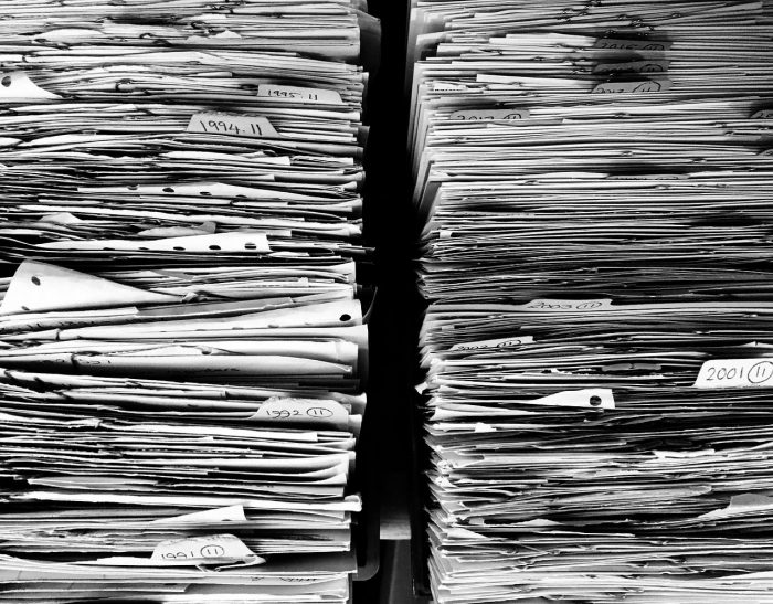 Myrfa / pilha de documentos / Pixabay / escanear documentos no celular