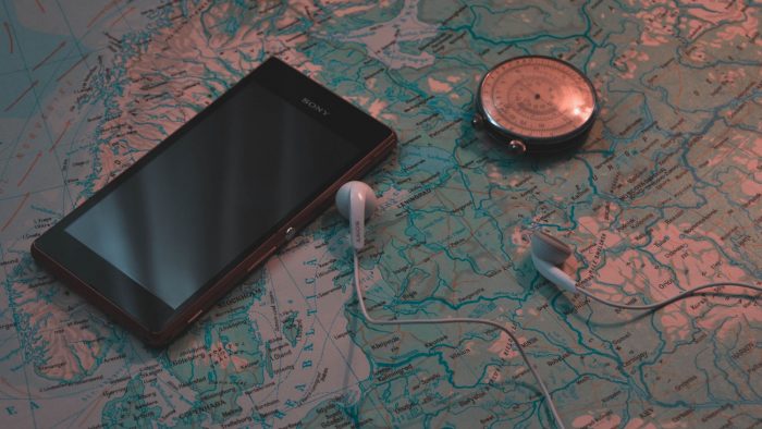 Pexels / smartphone, map and compass / gps a-gps e glonass / Pixabay