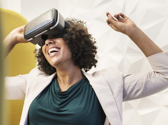 Mulher Velha Nos 360 Vê óculos De Realidade Virtual Jogando O Jogo