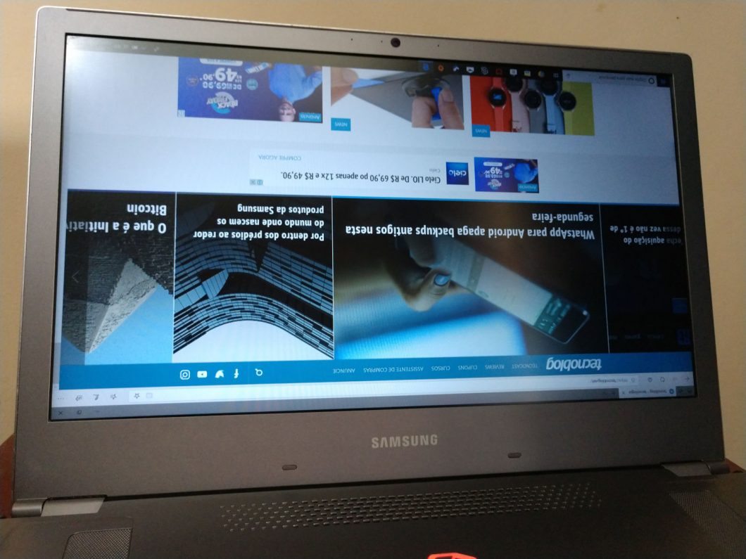 Notebook Samsung Odyssey Z, com imagem do display de ponta-cabeça / como desvirar a tela do notebook