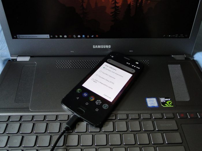 Moto Z2 Force conectado diretamente ao Samsung Odyssey Z / como passar fotos do celular para o pc